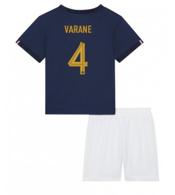 Frankrike Raphael Varane #4 Hemmakläder Barn VM 2022 Kortärmad (+ Korta byxor)